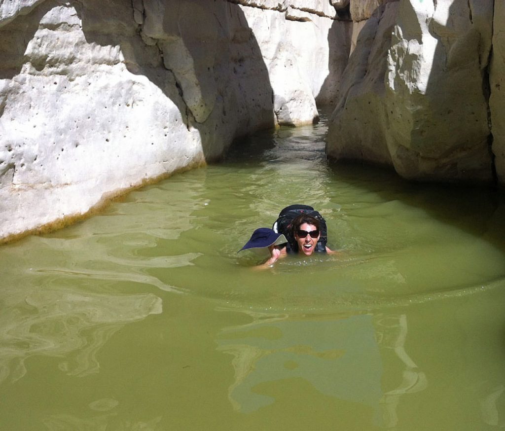 Wadi Dargot - swimming across the natural pools